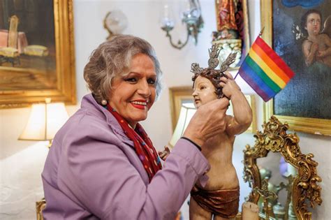 transexual cadiz|Manolita Chen crea con su patrimonio empresarial de artista。